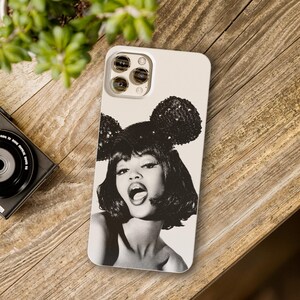 Custodia elegante per iPhone in bianco e nero – Ritratto retrò glamour con orecchie di Minnie – Elegante custodia protettiva per gli amanti dello stile iPhone.