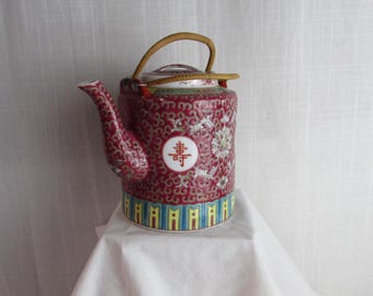 TETERA/ ROSA Tetera china Mun Shou - Diseño Famille Rose de larga duración, fabricada en la fábrica de Jingdezhen en la década de 1970.