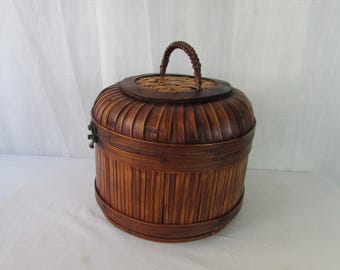 Cesta de bambú tejida, con bisagras y tapa, 28 cm de alto x 23 cm de ancho.
