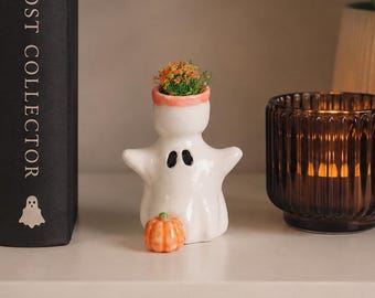 Miniatur Porzellan Geist Figur: Handgefertigte Halloween Dekoration mit Blumenstrauß