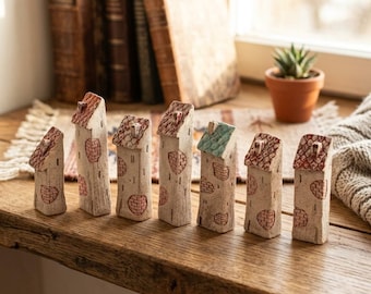 Casa rústica de cerámica en miniatura: decoración coleccionable de una casita de barro.