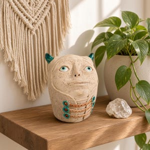 Scultura in ceramica realizzata a mano, creatura fantastica con le corna, statuetta in ceramica stravagante, pezzo unico per la decorazione di casa o giardino.