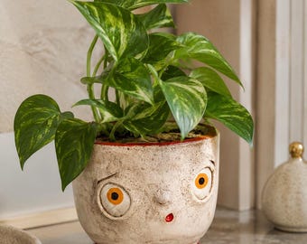 Maceta de cerámica hecha a mano con cara: decoración original para el hogar.