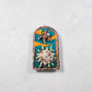 Escultura de cerámica para pared, pequeño Kurviu volando sobre un pequeño planeta, relieve 3D caprichoso, regalo único hecho a mano, decoración de ensueño para habitación infantil.