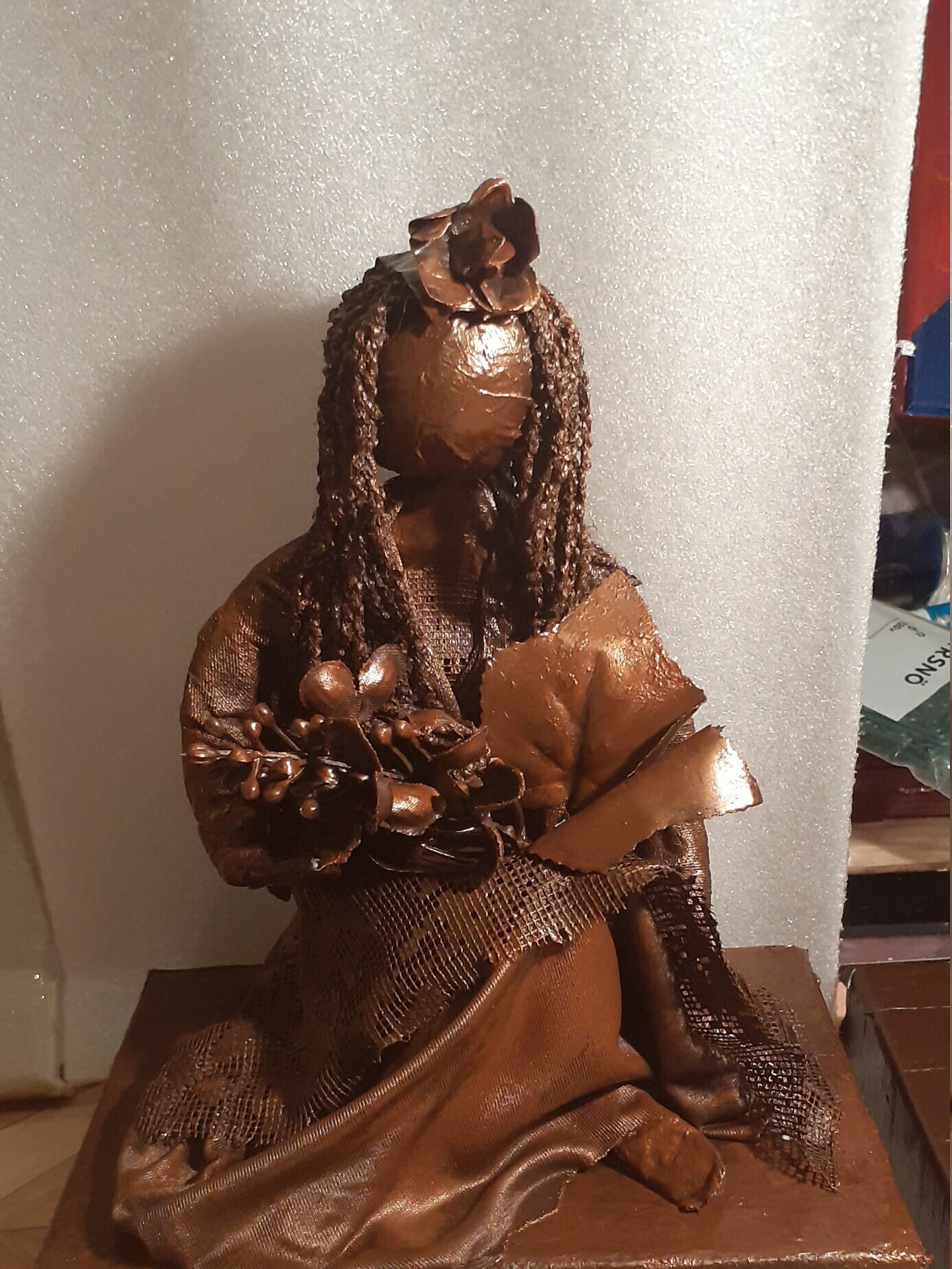 statue de Femme Assise Aux Fleurs Powertex