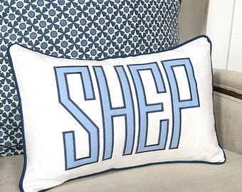 Boudoir lendekussen naam (lettertype Benjamin). Witte linnen basisstof. Veel meer stijlen op www.edelweissembroidery.com