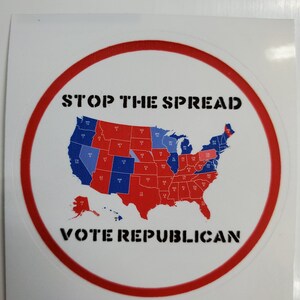 Op de afbeelding: Een ronde witte sticker met een rode cirkelrand. De sticker toont een kaart van de Verenigde Staten met staten die rood en blauw zijn gekleurd. De tekst "STOP THE SPREAD VOTE REPUBLICAN" is in zwart gedrukt.