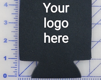 Puede incluir: Enfriador de latas de neopreno negro con un contorno blanco y el texto "Your logo here".