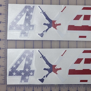 以下が含まれることがあります： 赤、白、青のアメリカ国旗のデザインが施された4x4のデカールが2セット。数字の4は星条旗柄でデザインされています。2番目の4は赤と白のストライプでデザインされています。数字の4の上にライフルのシルエットが交差しています。