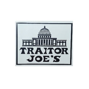 Peut inclure: Un autocollant carré blanc avec du texte noir et une silhouette noire du Capitole des États-Unis. Le texte dit "Traitor Joe's".