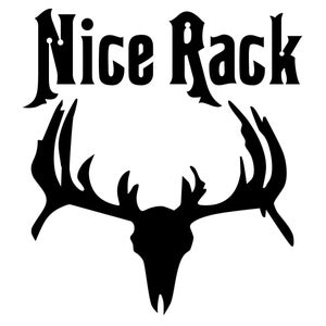 Puede incluir: Silueta en blanco y negro de una cornamenta de ciervo con el texto "Nice Rack" sobre la cornamenta.