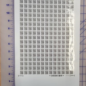 Könnte beinhalten: Ein weißes Blatt Papier mit einem Raster aus schwarzen und weißen QR-Codes. Das Blatt ist mit den Nummern 0115 45 und 0115 45-1 beschriftet.