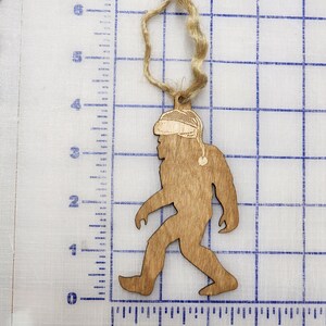 Bigfoot Sasquatch Yeti Schneemann Weihnachtsbaum Ornament 10 cm Holz fertig zum Aufhängen