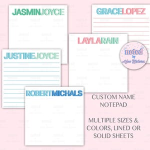 Peut inclure: Plusieurs blocs-notes personnalisés avec des noms tels que Jasmin Joyce, Justine Joyce et Robert Michals, en texte dégradé coloré. Les blocs-notes sont disponibles en différentes tailles et couleurs, avec des pages lignées ou vierges.