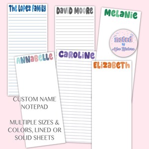 Puede incluir: Una colección de blocs de notas con nombres personalizados en varios tamaños y colores. Cada bloc de notas presenta un nombre diferente en letras de burbujas coloridas, incluyendo "The Lopez Family", "David Moore", "Melanie", "Annabelle", "Caroline" y "Elizabeth". Los blocs son rayados o lisos.