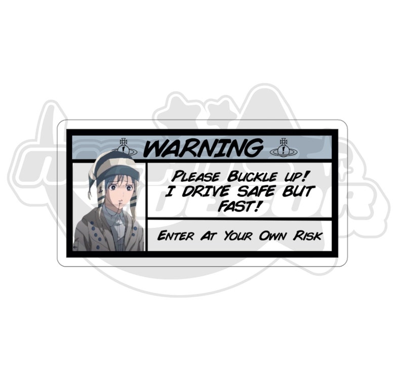 Puede incluir: Un cartel de advertencia con un personaje de dibujos animados que lleva un sombrero y una bufanda. El cartel dice "WARNING PLEASE BUCKLE UP! I DRIVE SAFE BUT FAST! ENTER AT YOUR OWN RISK."
