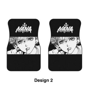Puede incluir: Dos alfombrillas de coche negras con una ilustraci&oacute;n en blanco y gris de un personaje de anime con la palabra "NANA" en una fuente estilizada sobre el personaje.