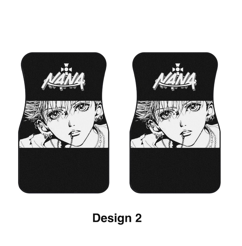 Puede incluir: Dos alfombrillas de coche negras con una ilustraci&oacute;n en blanco y gris de un personaje de anime con la palabra "NANA" en una fuente estilizada sobre el personaje.