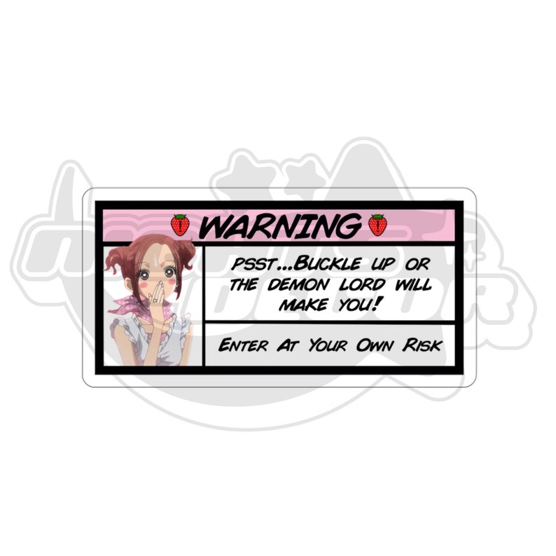 Puede incluir: Un cartel de advertencia rosa y negro con una chica de dibujos animados de pelo rojo y una fresa en &eacute;l. El texto en el cartel dice "WARNING PSST...BUCKLE UP OR THE DEMON LORD WILL MAKE YOU! ENTER AT YOUR OWN RISK"
