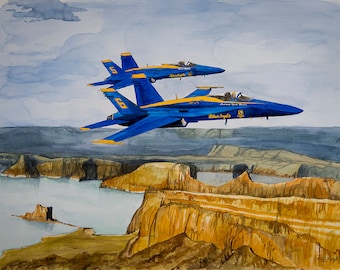 Puede incluir: Pintura acuarela de dos aviones de combate azules y amarillos volando sobre un cañón con un lago en el fondo. Los aviones forman parte del equipo de demostración de vuelo de los Blue Angels. El texto "Blue Angels" es visible en el lateral del avión inferior.