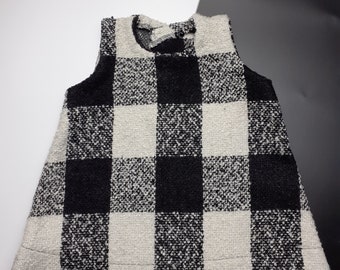 robe trapèze hiver enfante en laine sans manches à carreaux noir et blanc cassé