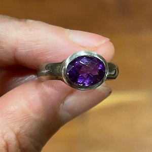 Vintage Facettierter Amethyst und Sterling Silber Ring Größe 7, Einzigartige Seitlich liegendes Oval