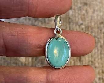 Pingente Bela Adormecida Turquesa, Moldura em Prata de Lei, Cabochão Oval