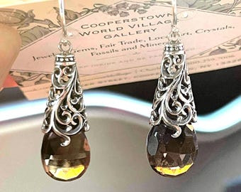 Boucles d'oreilles élégantes en quartz fumé à facettes, travail artisanal en argent sterling exquis, style classique, vintage, orné et belle goutte de conception de lanterne