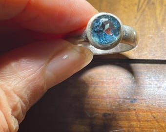 Rund Brilliant Facettierter Blauer Topas In Massivem Sterling Silber Größe 8.5 Dezember Geburtsstein