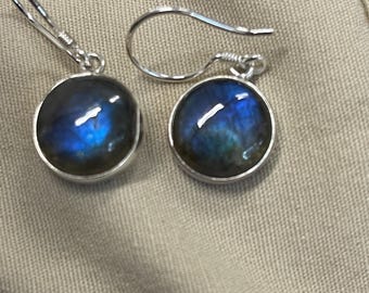 Spectrolite Droppörhängen Heliga runda cabochoner i massiv sterlingsilverram och Bali-krokar, djupaste blå labradorit, Aurora-fångsten