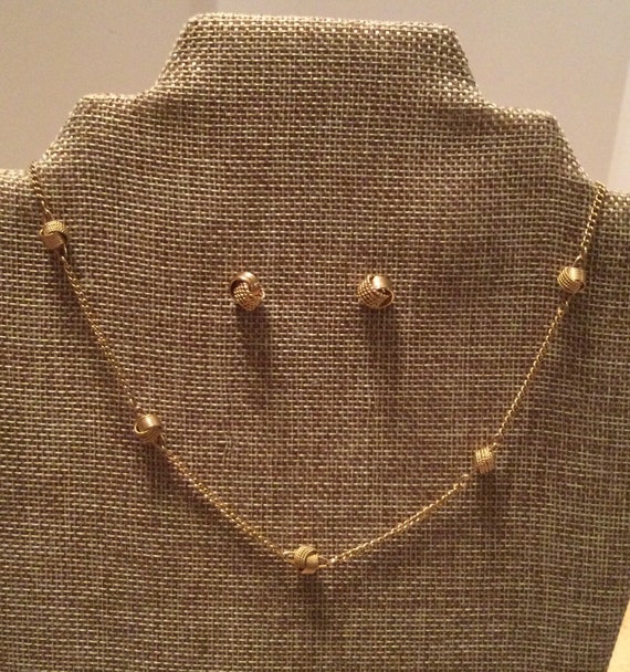 Ensemble Collier Et Boucles D'oreilles AVON - Doré - Neuf Sans Emballage