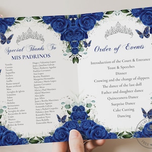 以下が含まれることがあります： 青い花柄の縁取りと銀色のアクセントが施された白いカード。カードには、名付け親への特別な感謝の言葉と、キンセアニェーラのイベントの順番が書かれています。テキストには、「Special Thanks To」と「Order of Events」という言葉が含まれています。