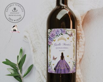 Op de afbeelding: Een wijnfles met een rechthoekig etiket voorzien van een paarse rozenrand, een gouden kroon en een centrale illustratie van een persoon in een paarse japon. De tekst luidt Giselle Marie's QUINCEAÑERA 06.25.20XX met gouden vlinderaccenten.