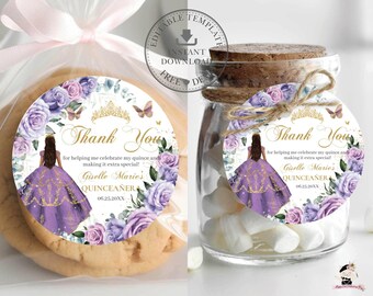 Op de afbeelding: Ronde labels met een paars en goud quinceañera thema. De labels tonen een meisje in een paarse jurk, rozen, vlinders en de tekst "Thank You". Eén label zit op een koekje in een doorzichtige zak, en de andere op een pot.