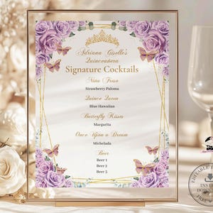 Può includere: Un cartello trasparente in acrilico con cornice dorata mostra il menu per la "Quinceañera" di Adriana Giselle. Il menu presenta cocktail come "Strawberry Paloma" e "Blue Hawaiian", con decorazioni floreali e farfalle viola e oro.