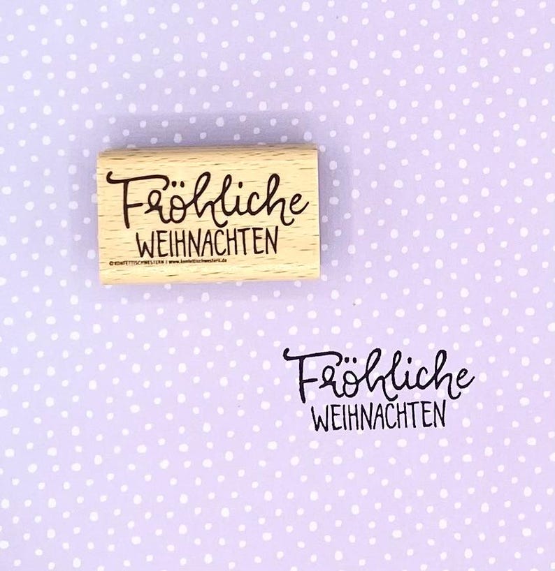 Peut inclure: Un tampon en bois avec le texte "Fr&ouml;hliche Weihnachten" en encre noire.
