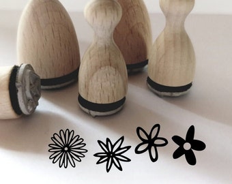 Peut inclure: Cinq tampons en bois avec des tampons d'encre noirs. Les tampons sont en forme de cône et de rectangle arrondi. Les tampons ont différents motifs de fleurs.