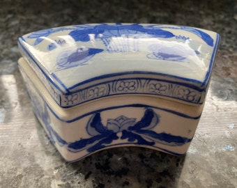 Beautiful porcelain curved lidded box, hand-painted, China 1930.