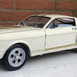 Universal Hobbies 1:18 1965 Ford Mustang GT 350