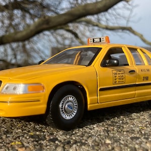 Welly, Ford Yellow Cab 1999. Scale 1:24