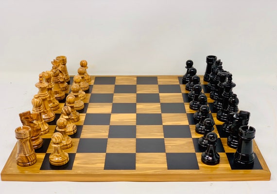Spanish Olive Chess. Parts and Box