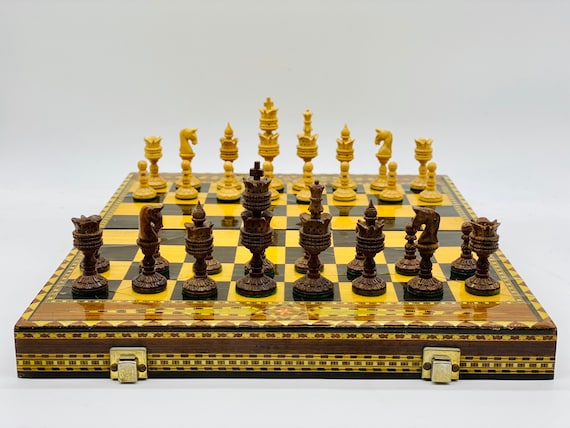 Chess Thousand and One Nights of red wood. Arabigo art.
