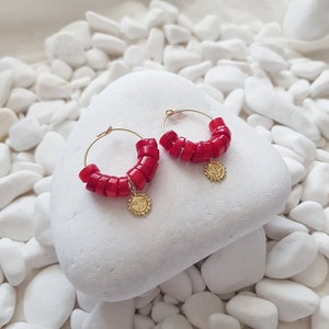 Sonne Ohrringe, Rote Koralle Ohrringe, Sonne Charm Creolen, Rote Koralle Creolen, Coral Creolen Ohrringe, Goldene Sonnen Ohrringe, Sonnen Charm Ohrringe, Sun Creolen