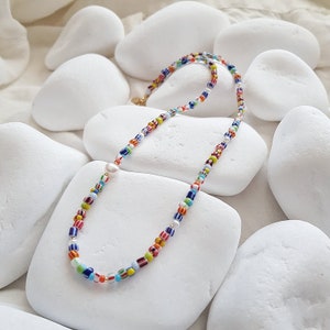 Bunte Perlen Perlenkette, Bunte Rocailles und Perlen Halskette, Bunte Perlen Kettenhalskette, Bunte Perlenkette, Eine Perle
