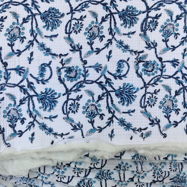Tissu matelassé indien 100 % pur coton imprimé à la main, tissu à imprimé floral, tissu par mètre, tissu en coton. Tissu matelassé blanc et bleu