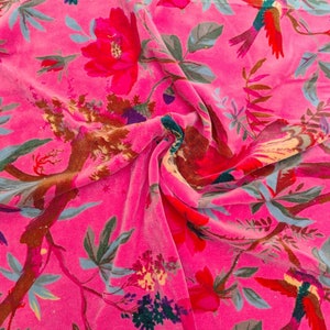 Tessuto in velluto con stampa di uccelli rosa, tessuto indiano fatto a mano in cotone con stampa floreale, splendido tessuto per trapuntatura di tende stampato m11