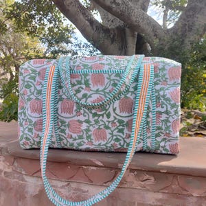 Sacs de voyage matelassés décoratifs indiens en coton à imprimé floral Grands beaux sacs de week-end à imprimé bloc Sacs de voyage à bandoulière faits main