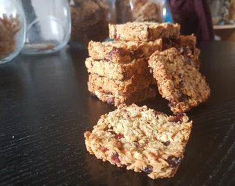 Handmade, human quality treats suitable for all dogs. They may even share some with their folks. Some suitable for vegans and gluten free.