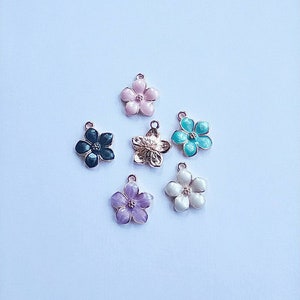 Enamelled gold metal flower charm, 5 colors to choose from