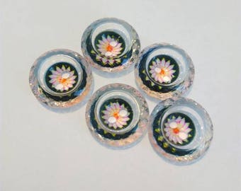 Set of 5 round plastic flower patterned buttons